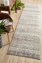 Load image into Gallery viewer, Evoke Remy Silver Transitional Runner Rug